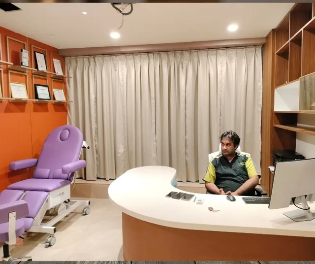 Dr. KVNN's Advanced Wound Healing Clinic — consultation room